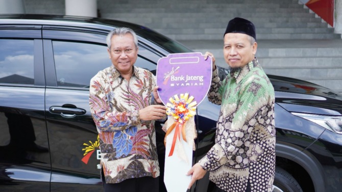 Direktur Unit Usaha Syariah Bank Jateng Syariah Ony Suharsono serahkan bantuan satu unit mobil operasional kepada Rektor UMS Prof Dr. Sofyan Anif, Selasa (12/4/2023). (ist)