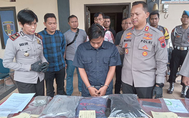Pelaku begal taksi online  saat gelar kasus di Mapolres Sukoharjo, Jumat (7/4). (IWAN KAWUL/RADAR SOLO)