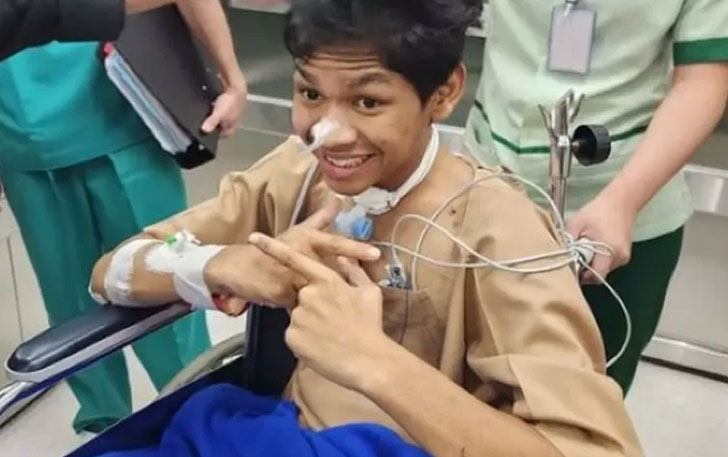 David Ozora Latumahina, korban penganiayaan Mario Dandy, sudah bisa salam metal sambil tersenyum. (Instagram @tidvrberjalan)