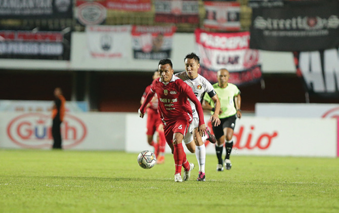 HERO: Ferdinan Sinaga menjadi penyelamat dalam laga Persis Solo vs Persik Kediri di Stadion Maguwoharjo, Kamis malam (13/4/2023). Golnya di injury time membawa Persis menang. (PERSIS SOLO OFFICIAL)
