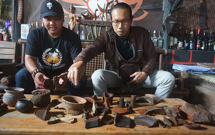 Komunitas Pegiat Cagar Budaya (KPCB) Klaten menunjukkan pecahan gerabah yang ditemukan di Dusun Kropakan, Desa Mranggen, Kecamatan Jatinom. (ANGGA P/RADAR SOLO)