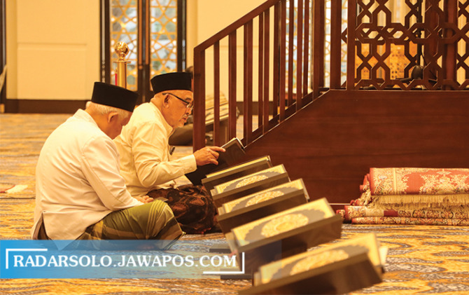 KHUSYUK: Sejumlah umat Islam melakukan iktikaf di Masjid Raya Sheikh Zayed, Rabu (12/4/2023). Pihak takmir masjid memberi keleluasaan iktikaf hingga pukul 02.00. (M. IHSAN/RADAR SOLO)