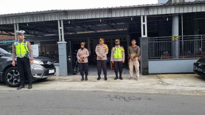 Kapolres Wonogiri AKBP Andi Muhammad Indra Waspada Amirullah (tiga dari kanan) cek pengamanan di sejumlah gereja, Jumat (7/4/2023). (IWAN ADI LUHUNG/RADAR SOLO)