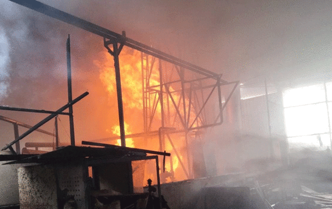 Api melalap pabrik triplek di Jalan Mojo, Jaten, Karanganyar, terbakar, Senin (17/4) sore.