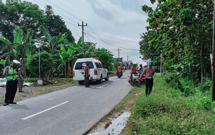 Polisi saat berada di TKP kecelakaan maut yang tewaskan PNS Kecamatan Mondokan di di Jalan Gesi-Sukodono, tepatnya Dusun Siwalan, Desa Blangu, Kecamatan Gesi, Kamis (13/4) pagi. (AHMAD K/RADAR SOLO)