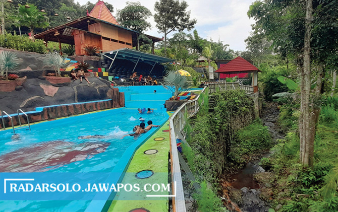 AIR JERNIH: Pengunjung berenang di kawasan Umbul Gunung Tugel, Desa Pojok, Kecamatan Mojogedang, Kabupaten Karanganyar belum lama ini.  (RUDI HARTONO/RADAR SOLO)