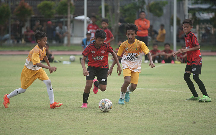 Pertandingan antara SSB Mars melawan R2 dalam kompetisi U-12 yang digelar oleh Askot PSSI Surakarta di Stadion Mini Surakarta, 19 Maret silam. (ASKOT PSSI SURAKARTA FOR RADAR SOLO)