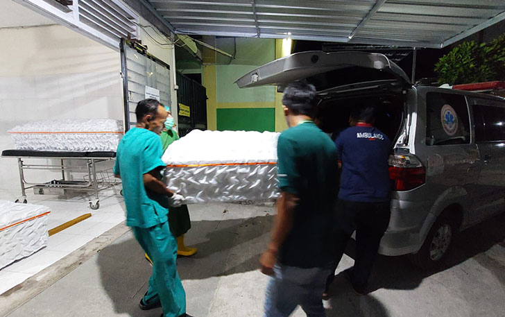 Proses pemulangan jenazah yang menjadi korban meninggal kecelakaan tol Semarang-Solo, Boyolali asal Nganjuk, Jumat (14/4). Enam korban yang masih satu keluarga besar itu usai ziarah makam di Purbalingga. (RAGIL L/RADAR SOLO)