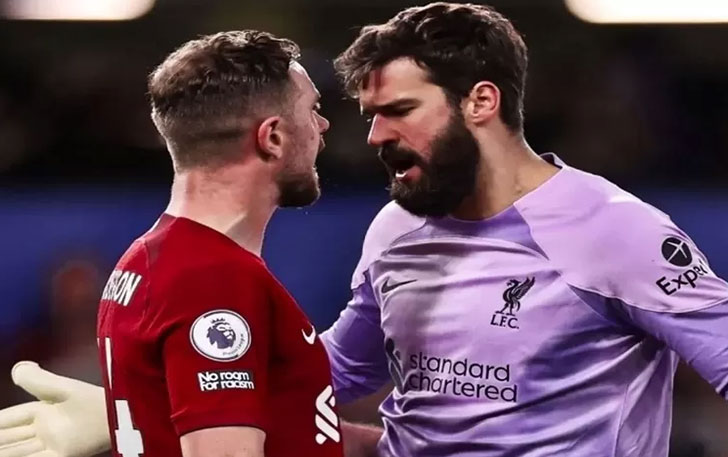Jordan Henderson dan Alisson Becker terlibat bentrok saat Liverpool bermain imbang tanpa gol menghadapi Chelsea. (Twitter)