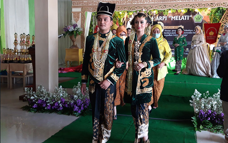 Pengantin dengan riasan Wahyu Merapi Pacul Goweng, make-up by Amalia Mallika, belum lama ini. Riasan ini merupakan ciri khas Boyolali, tepatnya di Kecamatan Selo. (HARPI BOYOLALI FOR RASO)