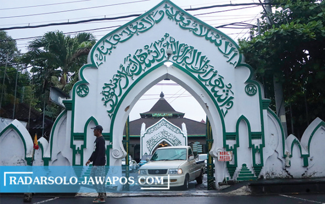 BERSEJARAH: Masjid Al Wustho peninggalan raja-raja Mangkunegara. (M. IHSAN/RADAR SOLO)