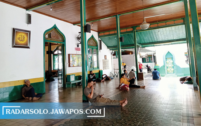 BERSEJARAH: Masjid Al-Wustho jadi jujukan musafir. (MANNISA ELFIRA/RADAR SOLO)