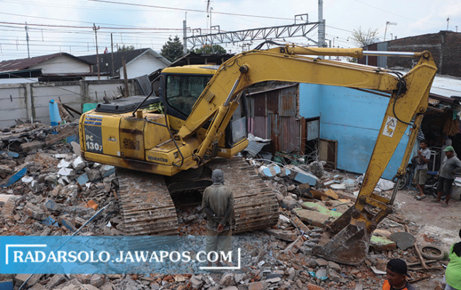 DIRATAKAN: Proyek pembongkaran kios yang ada terkena proyek pelebaran jalan di Simpang Pasar Nongko, kemarin. (M. IHSAN/RADAR SOLO)