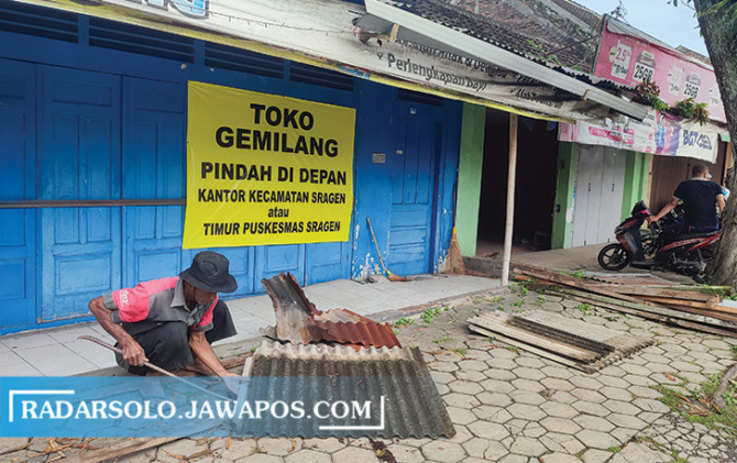 SIAP-SIAP: Proses pembongkaran secara mandiri di kios Renteng Nglangon. Pedagang akan dipindahkan ke Pasar Sukowati, Minggu (2/4/2023). (AHMAD KHAIRUDIN/RADAR SOLO)