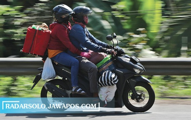 Pemudik sepeda motor melintas di jalan raya Boyolali-Solo. Banyaknya pemudik sepeda motor ini menjadi keprihatinan, mengingat rentan terjadi kecelakaan. (ARIEF BUDIMAN/RADAR SOLO)
