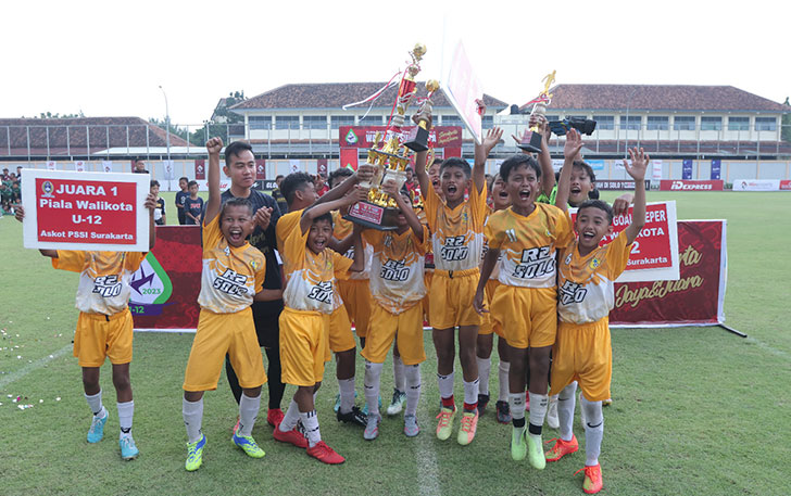 Para pemain SSB R2 euforia usai menjadi juara kompetisi U-12 di Stadion Mini Surakarta, 13 Maret lalu. (ASKOT PSSI SURAKARTA/RADAR SOLO)