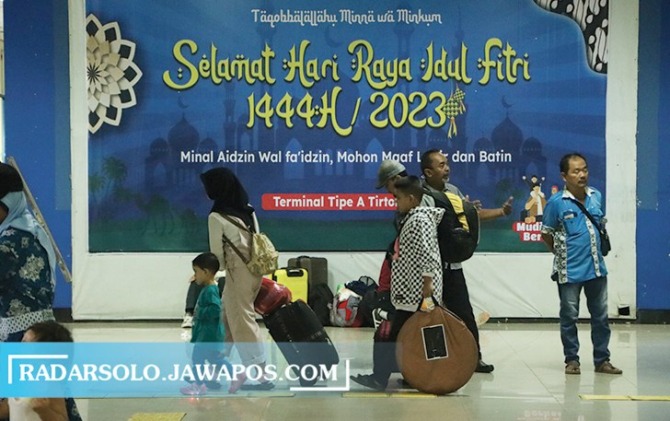 Suasana penumpang di Terminal Tipe A Tirtonadi, Surakarta, Selasa (18/4/2023). (M. IHSAN/RADAR SOLO)