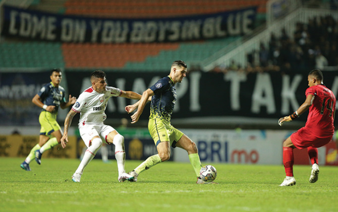 MATI KUTU: Striker Persis Solo Fernando Rodrigues (kiri) saat berebut bola dengan pemain Persib Bandung di Stadion Pakansari Bogor, Selasa (4/4/2023). (PERSIS SOLO OFFICIAL)