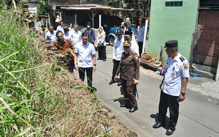 Direktur B JAM Intel Kejagung Ricardo Sitinjak (depan dua dari kiri) meninjau pagar Ndalem Singopuran Kartasura yang dirusak dan kini dalam proses penanganan PPNS BPK Jateng, Rabu (5/4/2023). (IWAN KAWUL/RADAR SOLO)