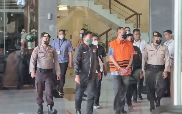 Mantan pejabat Direktorat Jenderal Pajak (DJP) Kementerian Keuangan (Kemenkeu) Rafael Alun Trisambodo mengenakan rompi tahanan KPK usai menjalani pemeriksaan, Senin (3/4). (Ridwan/JawaPos.com)