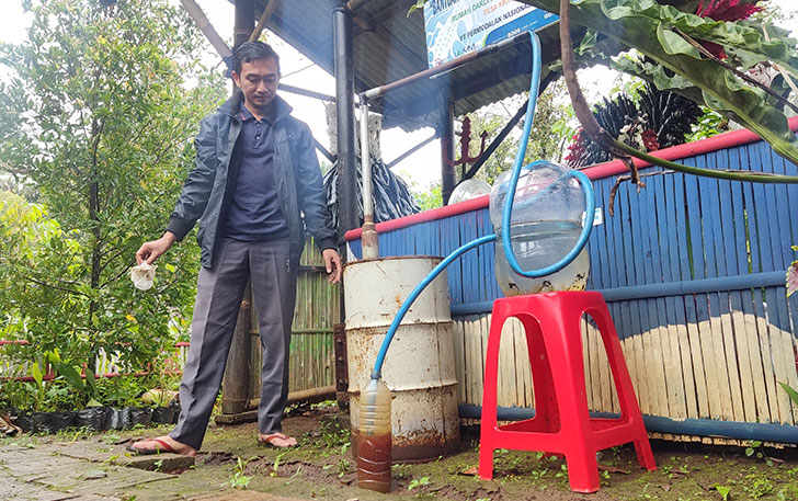Pengubah sampah plastik menjadi bensin. (IWAN ADI L/RADAR SOLO)