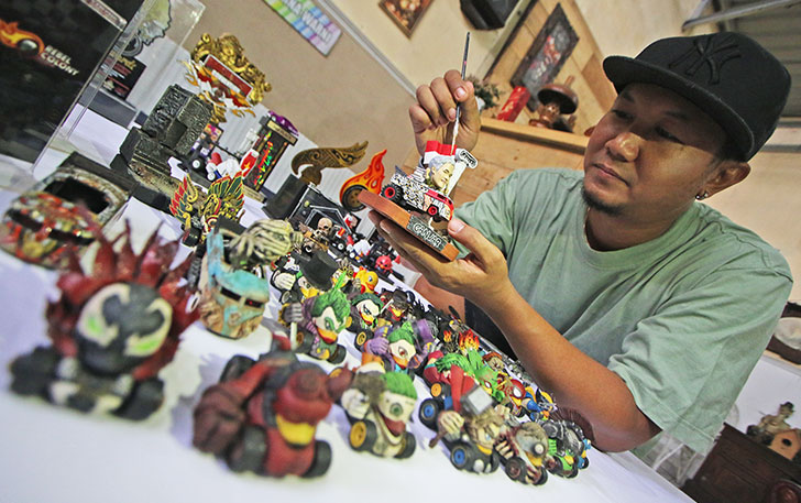 Dody Oktavian meng-custom Hot Wheels dengan berbagai karakter. Karyanya dihargai mahal hingga mendapat pesanan dari luar negeri. (ARIEF BUDIMAN/RADAR SOLO)
