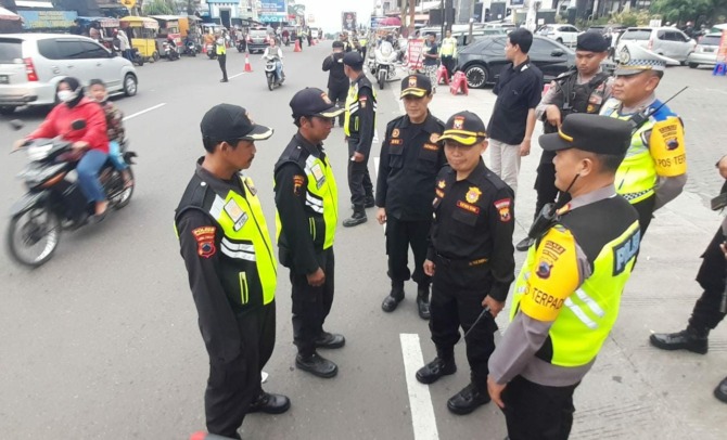 Ketua Umum Senkom Mitra Polri Katno Hadi (dua dari kanan), cek anggotanya di pos pengamanan Kecamatan Tawangmangu, Kabupaten Karanganyar, Rabu (26/4/2023). (RUDI HARTONO/RADAR SOLO)