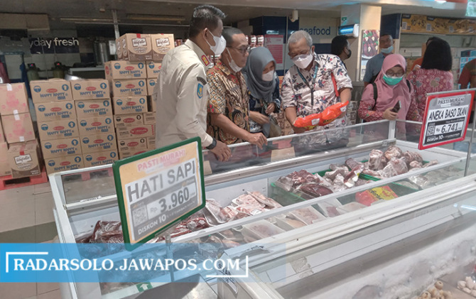 TELITI: Sidak makanan dan minuman yang dilakukan tim gabungan Pengawasan, Peredaran Barang, dan Jasa Kabupaten Sukoharjo di pasar modern di Solo Baru, Kamis (13/4/2023). (IWAN KAWUL/RADAR SOLO)