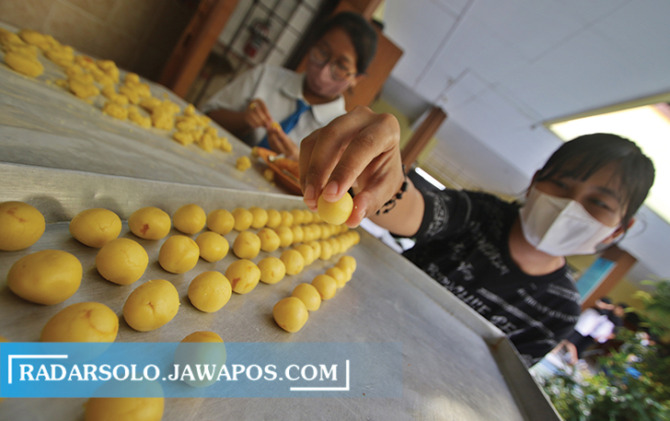 CEKATAN: Siswa jurusan tata boga salah satu SMK swasta di Kota Solo membuat kue kering di lab, kemarin (13/4/2023). (ARIEF BUDIMAN/RADAR SOLO)
