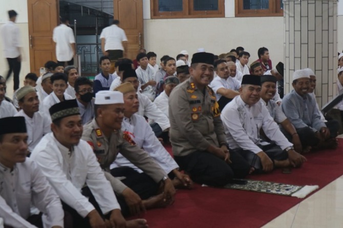 Kapolres Wonogiri AKBP Andi Muhammad Indra Waspada Amirullah saat safari tarling di Ponpes Al Barru Wonogiri, Selasa (18/4) malam. (IWAN ADI LUHUNG/RADAR SOLO)