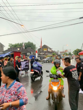 PEDULI SESAMA: Anggota SS Militan Cabang Sukoharjo membagikan takjil di sejumlah lokasi, Minggu (2/4/2023). (DOK. SS MILITAN CABANG SUKOHARJO)