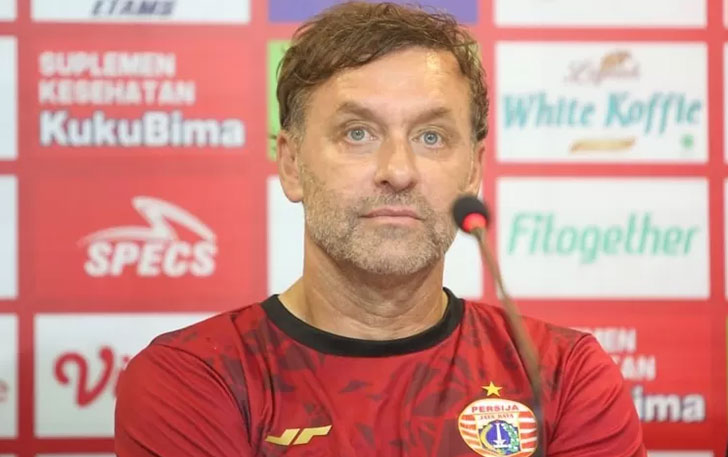 Pelatih Persija Thomas Doll berambisi memberikan kemenangan bagi timnya saat dijamu Dewa United. (Badan Liga Indonesia)