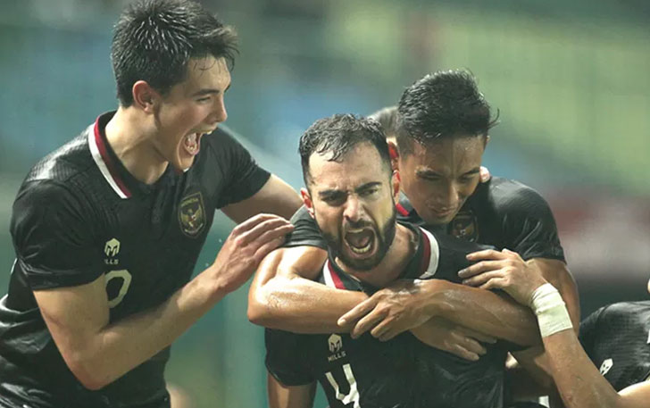 Jordi Amat (tengah) menciptakan gol penyama kedudukan ke gawang Burundi pada injury time di Stadion Patriot Candrabhaga tadi malam. Itu adalah gol perdana Jordi Amat untuk Indonesia.