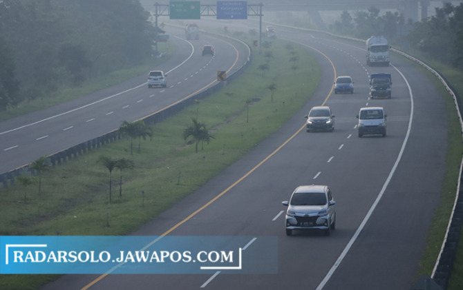 Ilustrasi di Tol Solo-Ngawi. Lebaran diprediksikan penggunaan tol akan meningkat, seiring banyaknya pemudik pulang kampung. (RADAR SOLO PHOTO)
