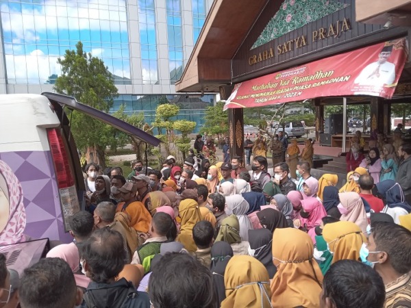 Warga menyemut di depan mobil pelayanan penukaran uang baru dari Bank Muamalat di halaman Pendapa Grha Satya Praja (GSP) Sukoharjo, Selasa (11/4/2023). (IWAN KAWUL/RADAR SOLO)