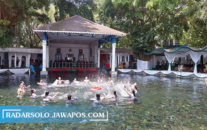 SEGAR: Tradisi padusan di Umbul Tirtomarto, Banyudono, Boyolali beberapa waktu lalu. Pemandian ini punya cerita sejarah. (RAGIL LISTIYO/RADAR SOLO)