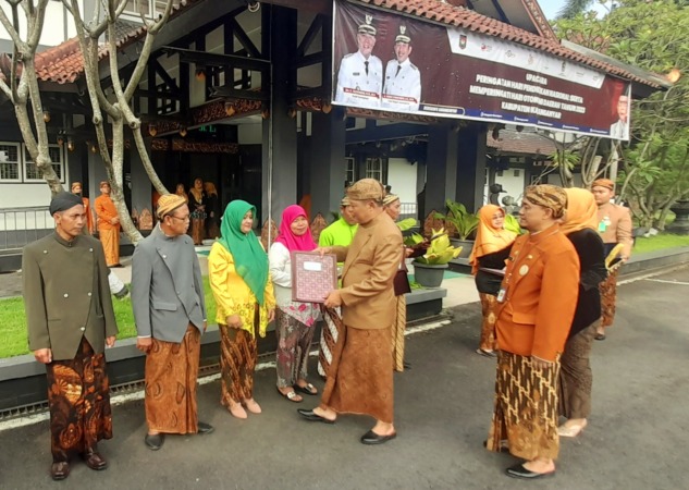 PEDULI: Bupati Karanganyar Juliyatmono memberikan tali asih ke guru honorer di momen hardiknas, kemarin. (RUDI HARTONO/RADAR SOLO)