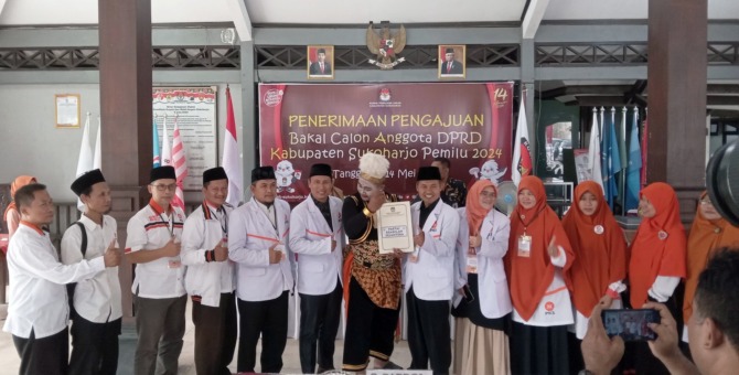 DPD PKS Sukoharjo saat mendaftarkan Bacaleg ke kantor KPU Sukoharjo, Jumat (12/5/2023)