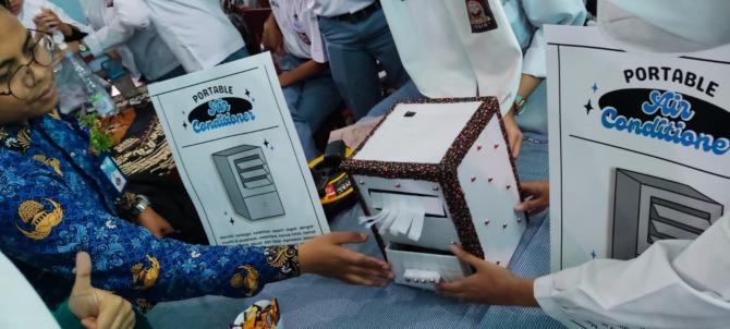 MINIMALIS: AC portable kreasi para siswa salah satu SMA swasta di Kota Solo yang terbuat dari barang bekas. Foto bawah, AC portable menggunakan kipas bekas PC atau laptop. (DOK PRIBADI)