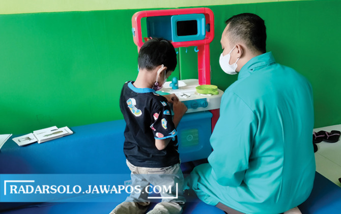 SYARAT: Asesmen terhadap siswa ABK sangat perlu untuk mengetahui potensi mereka. (SEPTIAN REFVINDA/RADAR SOLO)