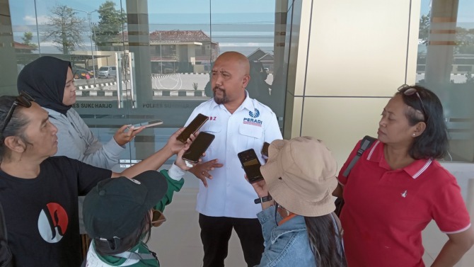 Pengacara M. Badrus Zaman saat memberikan keterangan pers kepada media, Selasa (16/5/2023). (IWAN KAWUL/RADAR SOLO)