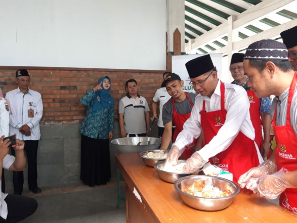 Bupati Boyolali M Said Hidayat meracik bumbu ayam goreng, Rabu (24/5/2023). (RAGIL LISTIYO/RADAR SOLO)