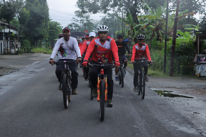 Bupati Wonogori Joko Sutopo bersama jajaran bersepeda menuju lokasi tanam pohon di Kecamatan Ngadirojo belum lama ini. (Prokopim for Raso)