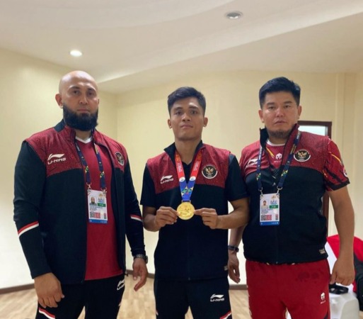 TANGGUH: Atlet kickboxing Abdul Aziz diapit dua pelatihan di HAN Academy Solo. (MANNISA ELFIRA/RADAR SOLO)