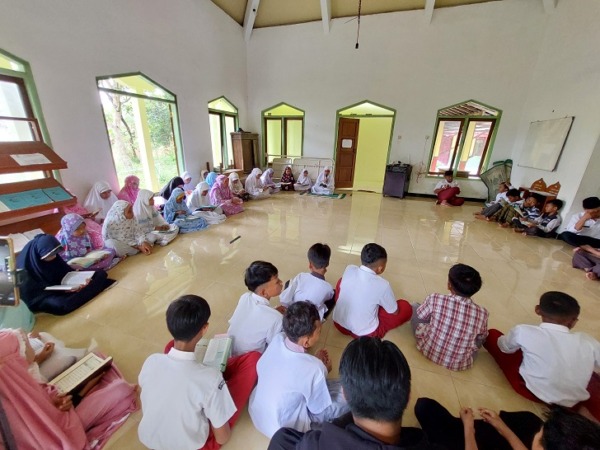 Doa bersama diikuti guru dan murid MI Al Islam III Ngemplak, Kabupaten Boyolali, Selasa (9/5/2023). (RAGIL LISTIYO/RADAR SOLO)
