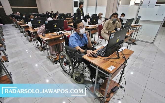 SEMPAT TERKENDALA: Peserta UTBK SNBT penyandang disabilitas mengerjakan soal ujian di Universitas Sebelas Maret, Rabu (10/5/2023). (ARIEF BUDIMAN/RADAR SOLO)