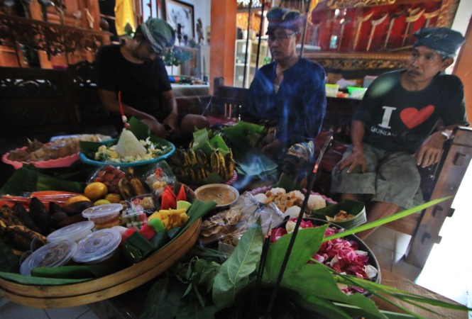 RASA SYUKUR: Tumpengan dengan ubo rampe jajan pasar dan sebagainya dilakukan sebelum dan setelah menyelesaikan pembuatan keris. (ARIEF BUDIMAN/RADAR SOLO)