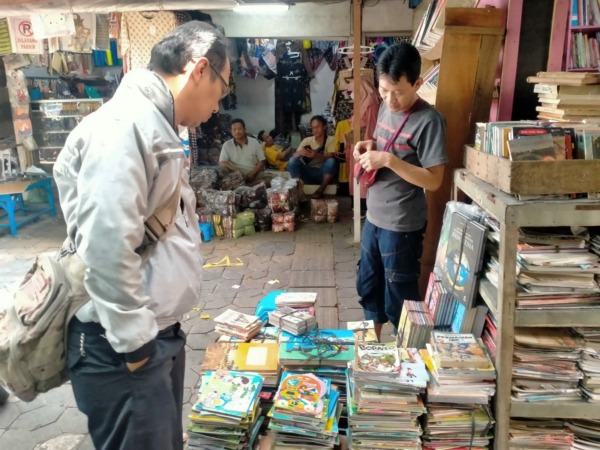 TERBATAS: Pengunjung taman buku di alun-alun utara keraton melihat-lihat koleksi buku-buku lawas kemarin. (SEPTIAN REFVINDA/RADAR SOLO)