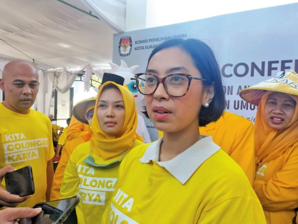 MENGUNING: Ketua DPD Partai Golkar Solo Sekar Krisnauli Tandjung di sela konsultasi di kantor KPU Kota Solo, Sabtu (13/5/2023). (ANTONIUS CHRISTIAN/RADAR SOLO)