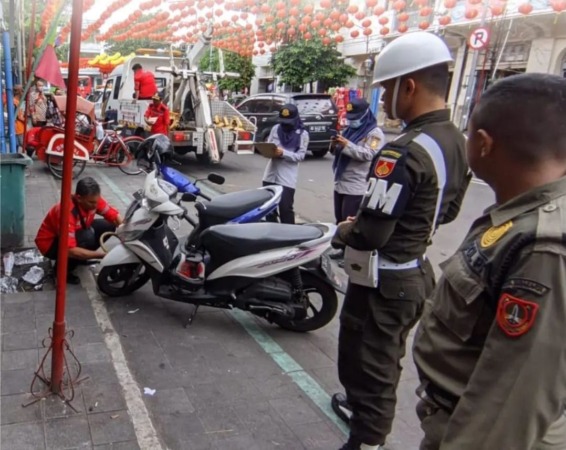 BIAR KAPOK: Satpol PP bersama Dishub Kota Surakarta melakukan penindakan terhadap parkir liar di kawasan Pasar Gede. (SILVESTER KURNIAWAN/RADAR SOLO)